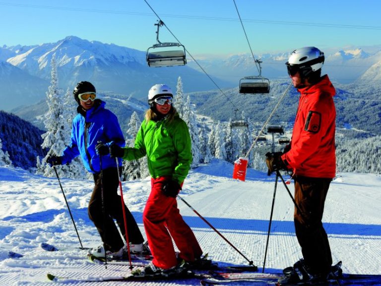 Skiurlaub mit Kindern, Familie beim Skifahren