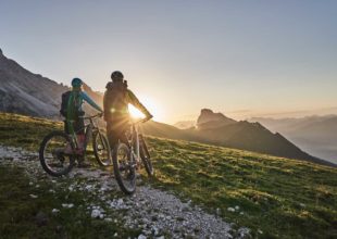 Radfahrer beim Sonnenaufgang im Wettersteingebirge bei der Rotmoosalm im Gaistal (4)
