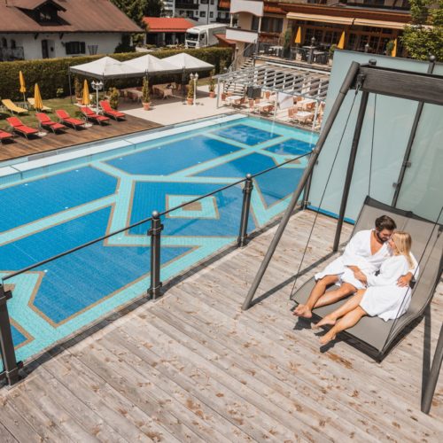 terasse-sauna-erwachsenen-spa-kuscheln-liegen-alpenpark-seefeld-8832-dj